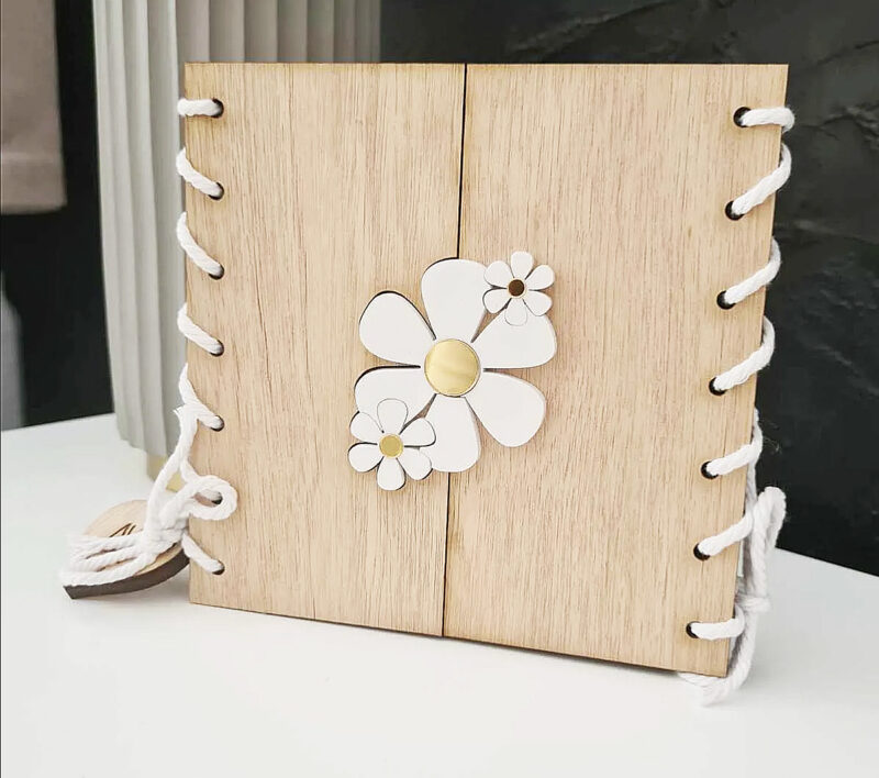 closed card with daisies